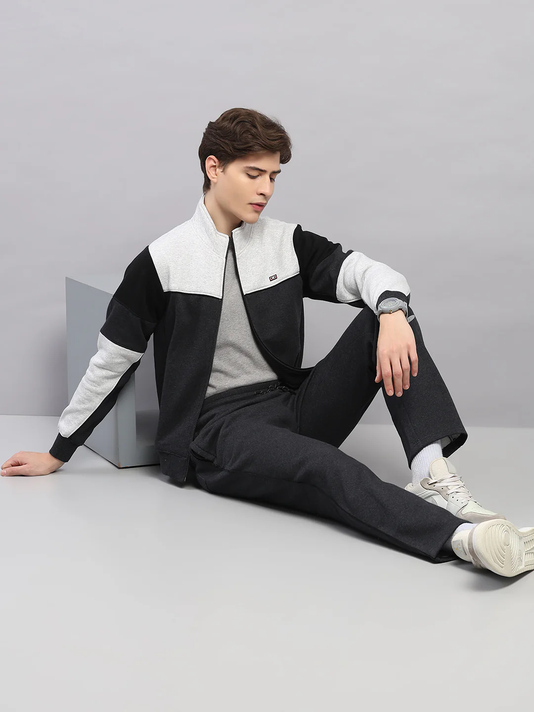 Men Grey Colourblocked Stand Collar Full Sleeve Winter Tracksuit - Image 2