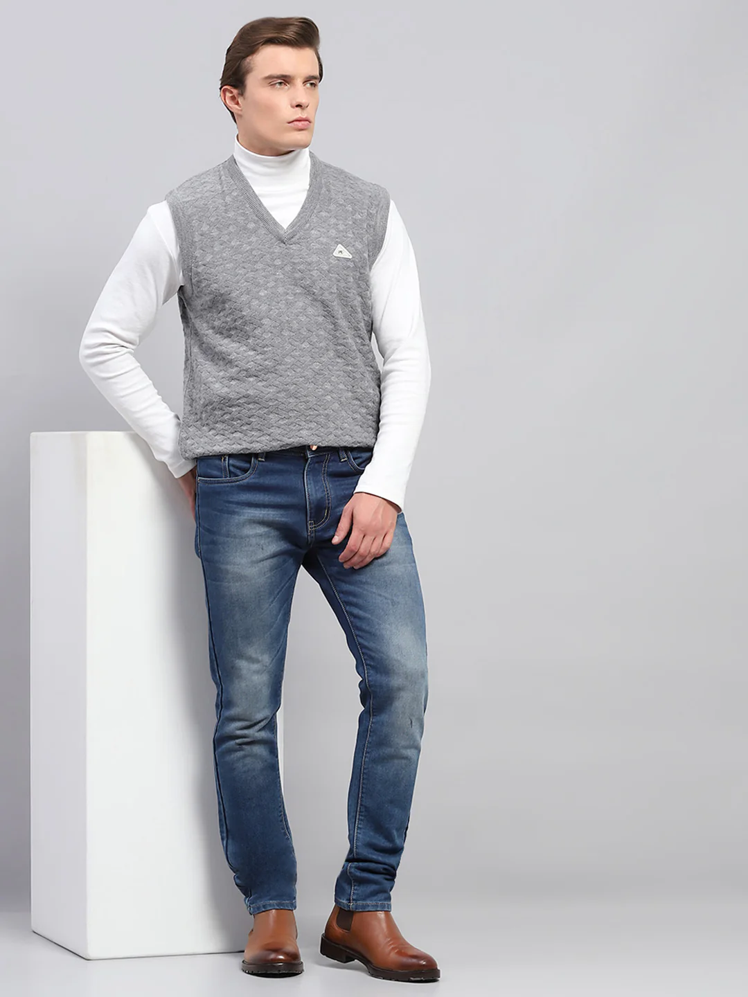 Men Grey Self Design V Neck Sleeveless Sweater - Image 2