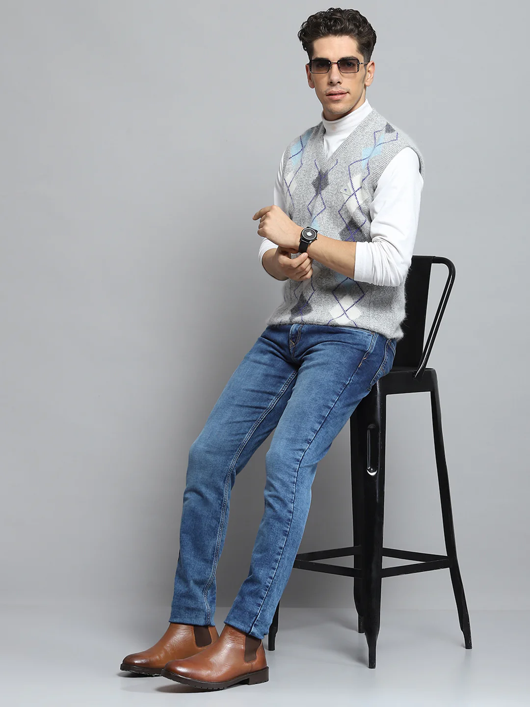 Men Grey Self Design V Neck Sleeveless Sweater - Image 2
