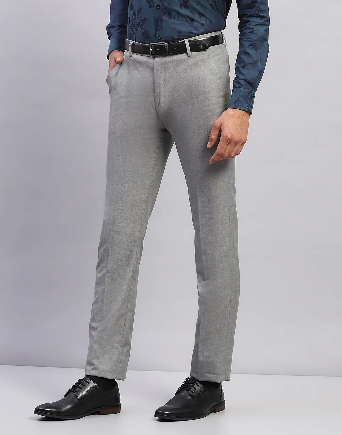 Men Grey Solid Smart Fit Trouser - Image 3