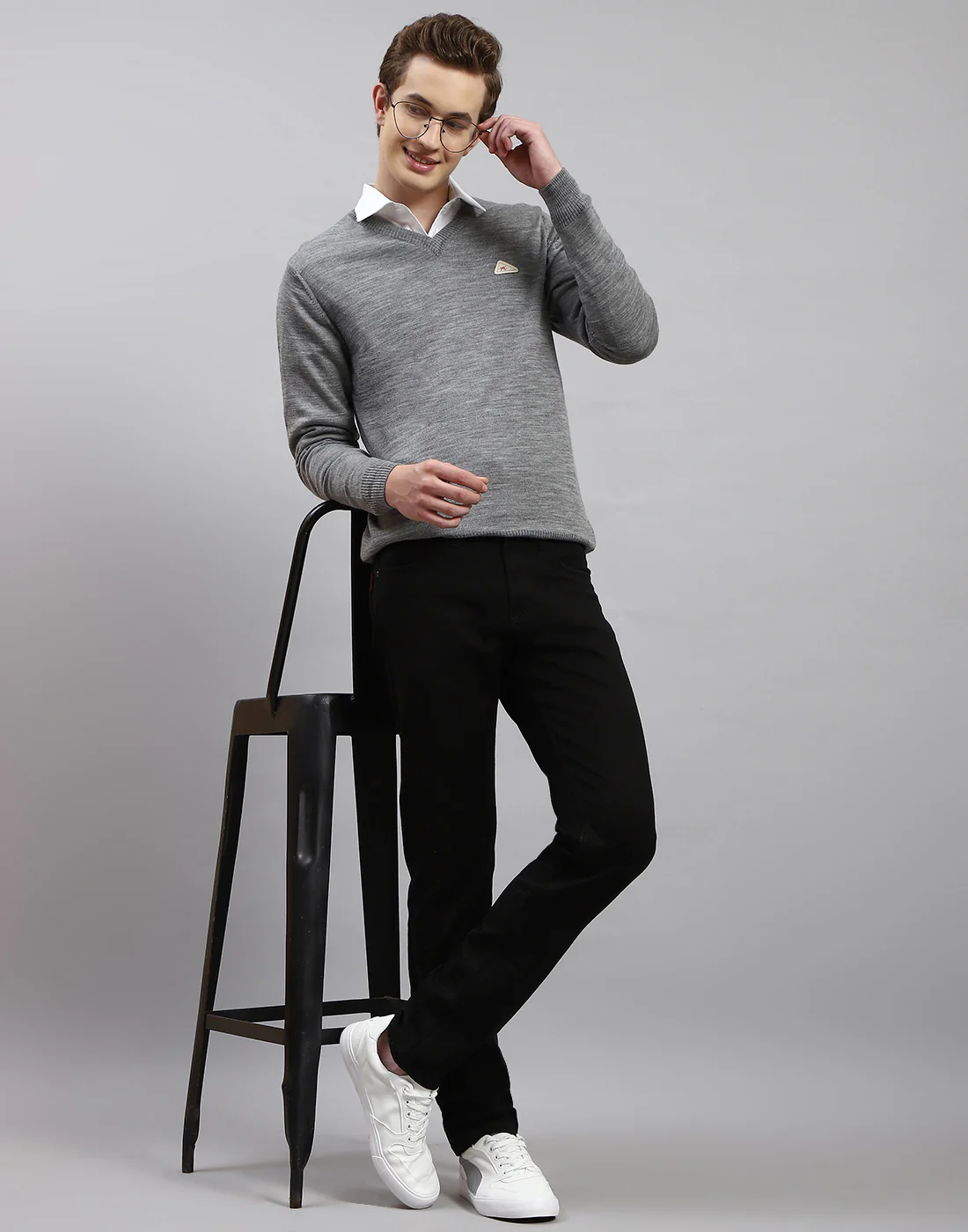 Men Grey Solid V Neck Full Sleeve Pullover - Image 2