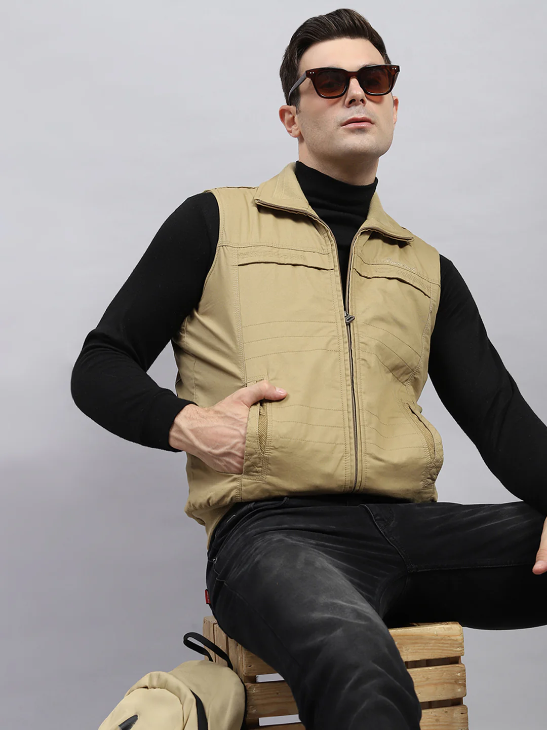 Men Khaki Solid Collar Sleeveless Jacket - Image 6