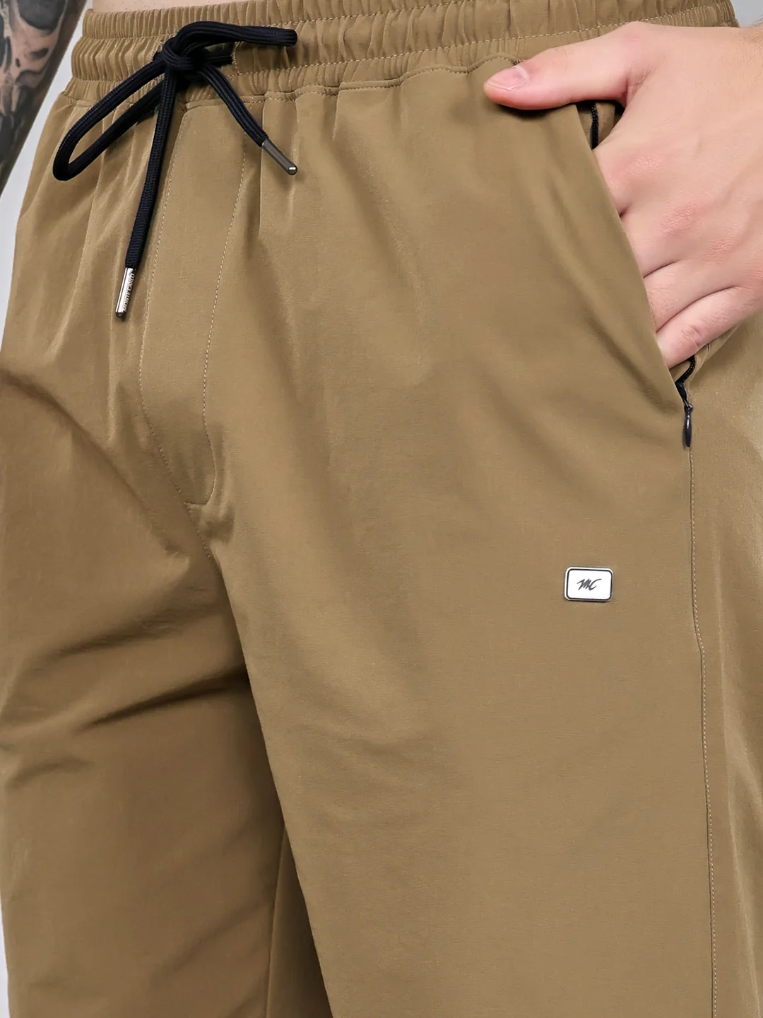 Men Khaki Solid Regular Fit Shorts - Image 5