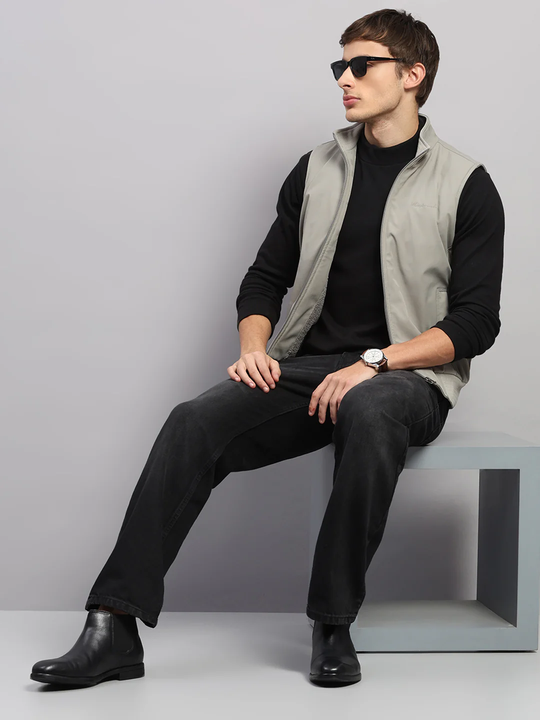 Men Light Grey Solid Collar Sleeveless Jacket - Image 2