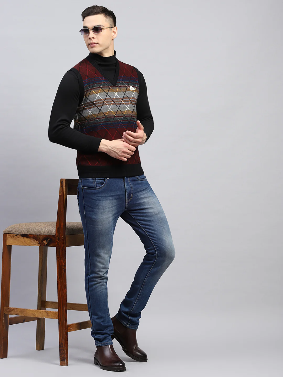 Men Maroon Self Design V Neck Sleeveless Sweater - Image 2