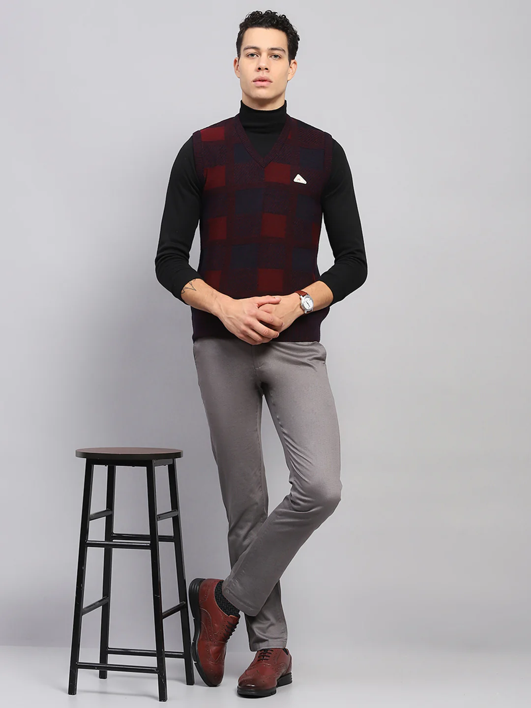 Men Maroon Self Design V Neck Sleeveless Sweater - Image 2