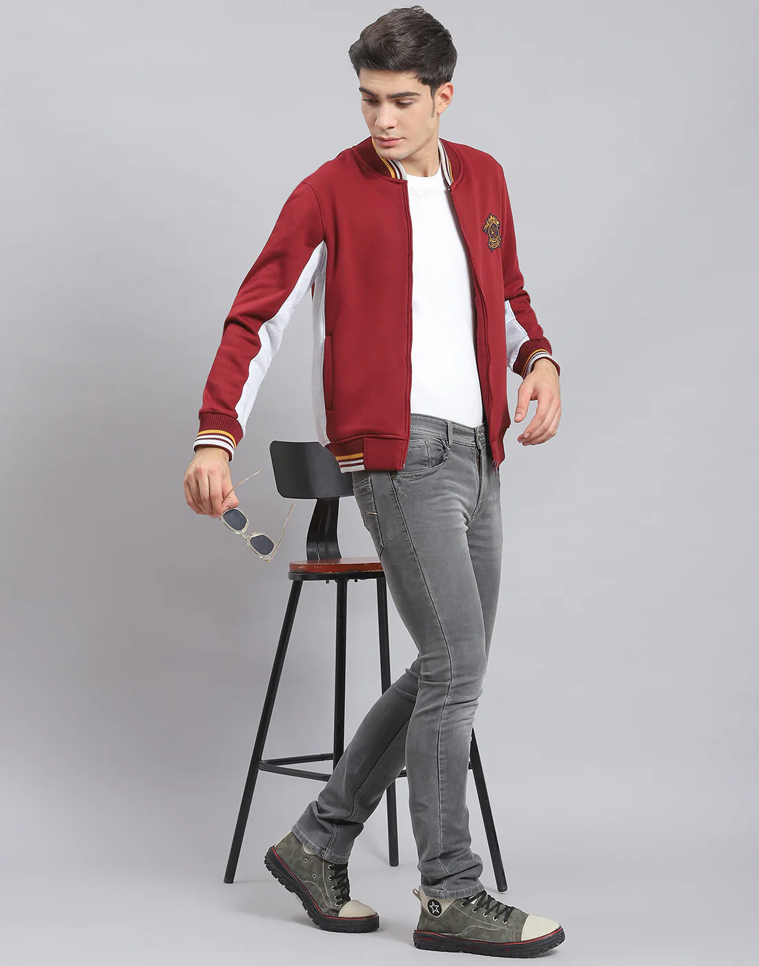 Men Maroon Solid Mandarin Collar Full Sleeve Sweatshirt - Image 2