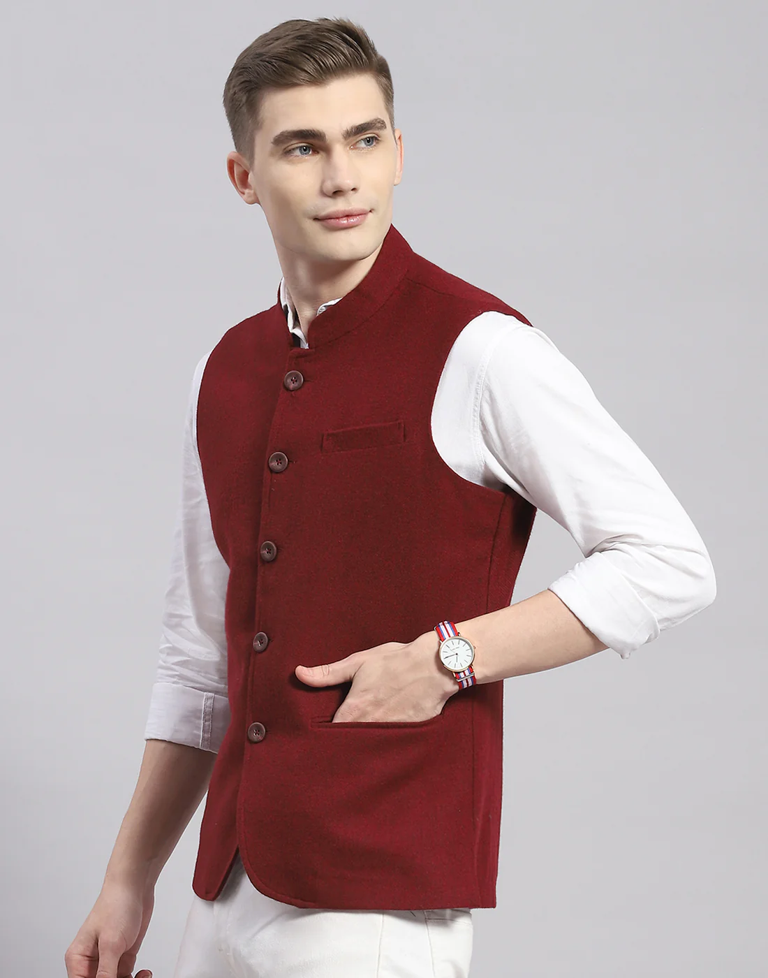 Men Maroon Solid Mandarin Collar Sleeveless Nehru Jacket - Image 3