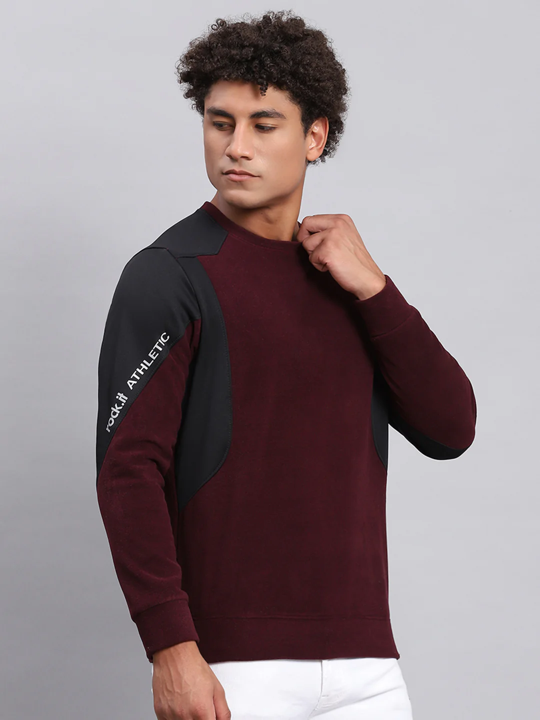 Rock.it Men Maroon Solid Round Neck Full Sleeve Sweatshirt - Image 4