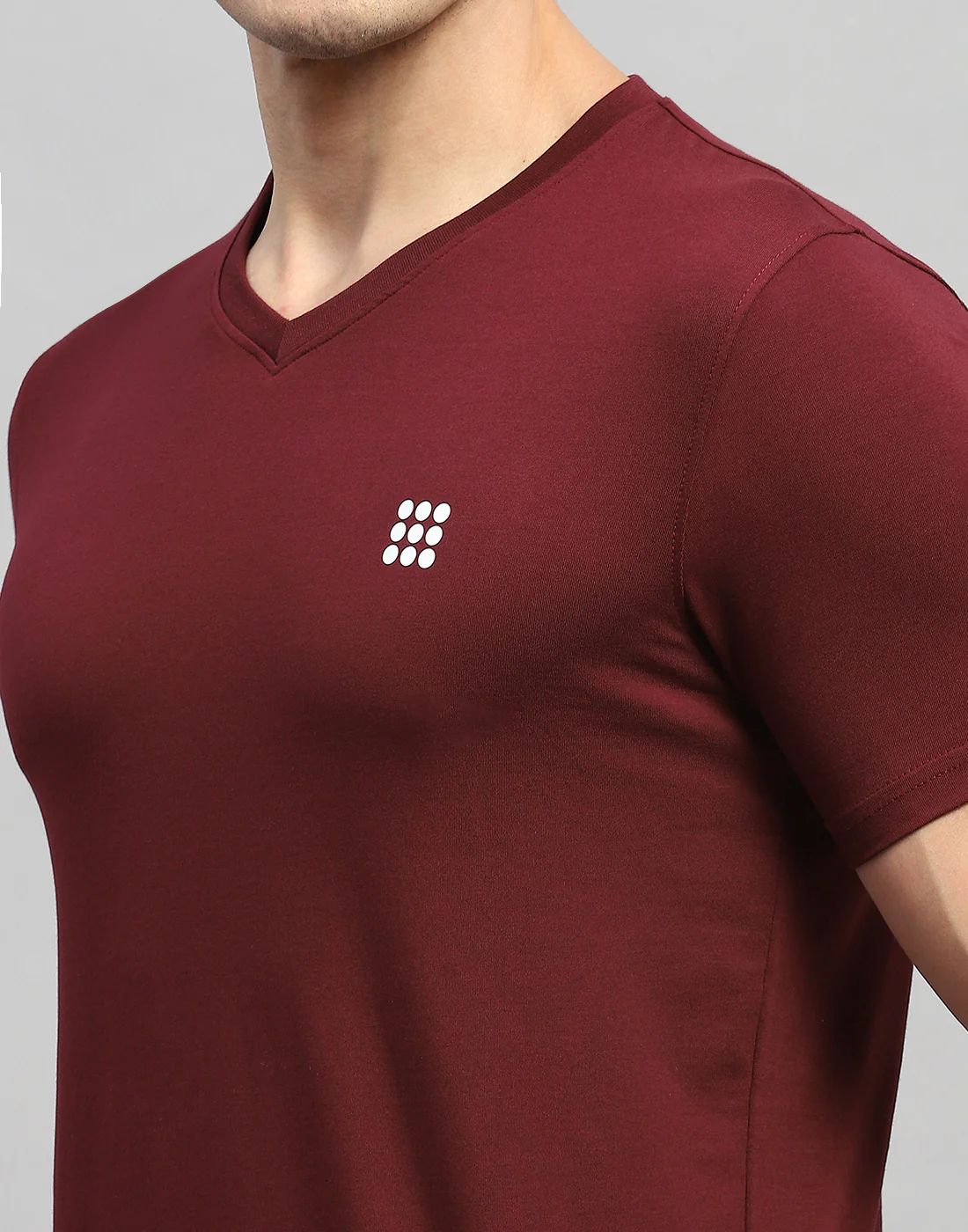 Rock.it Men Maroon Solid V Neck Half Sleeve T-Shirt - Image 2