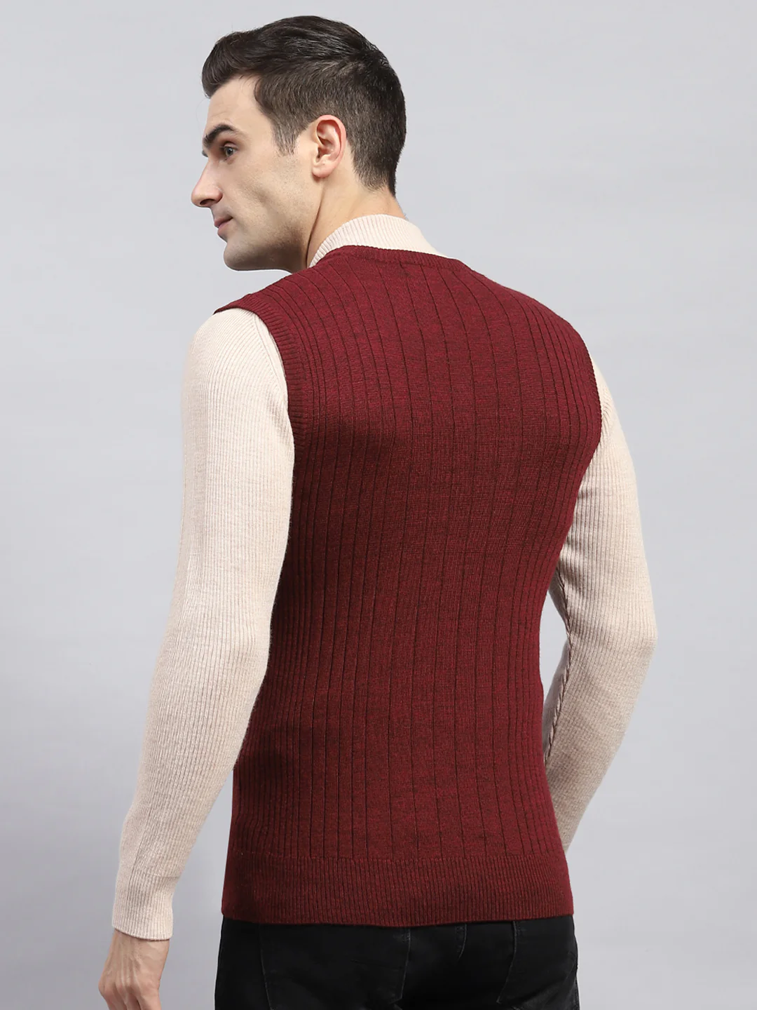Men Maroon Solid V Neck Sleeveless Sweater - Image 5