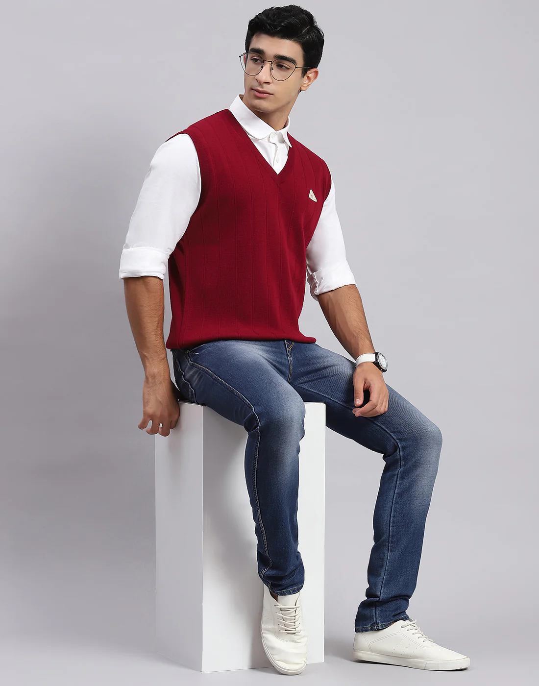 Men Maroon Solid V Neck Sleeveless Sweater - Image 5