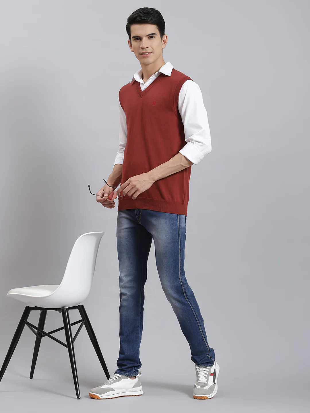Men Maroon Solid V Neck Sleeveless Sweaters/Pullovers - Image 2