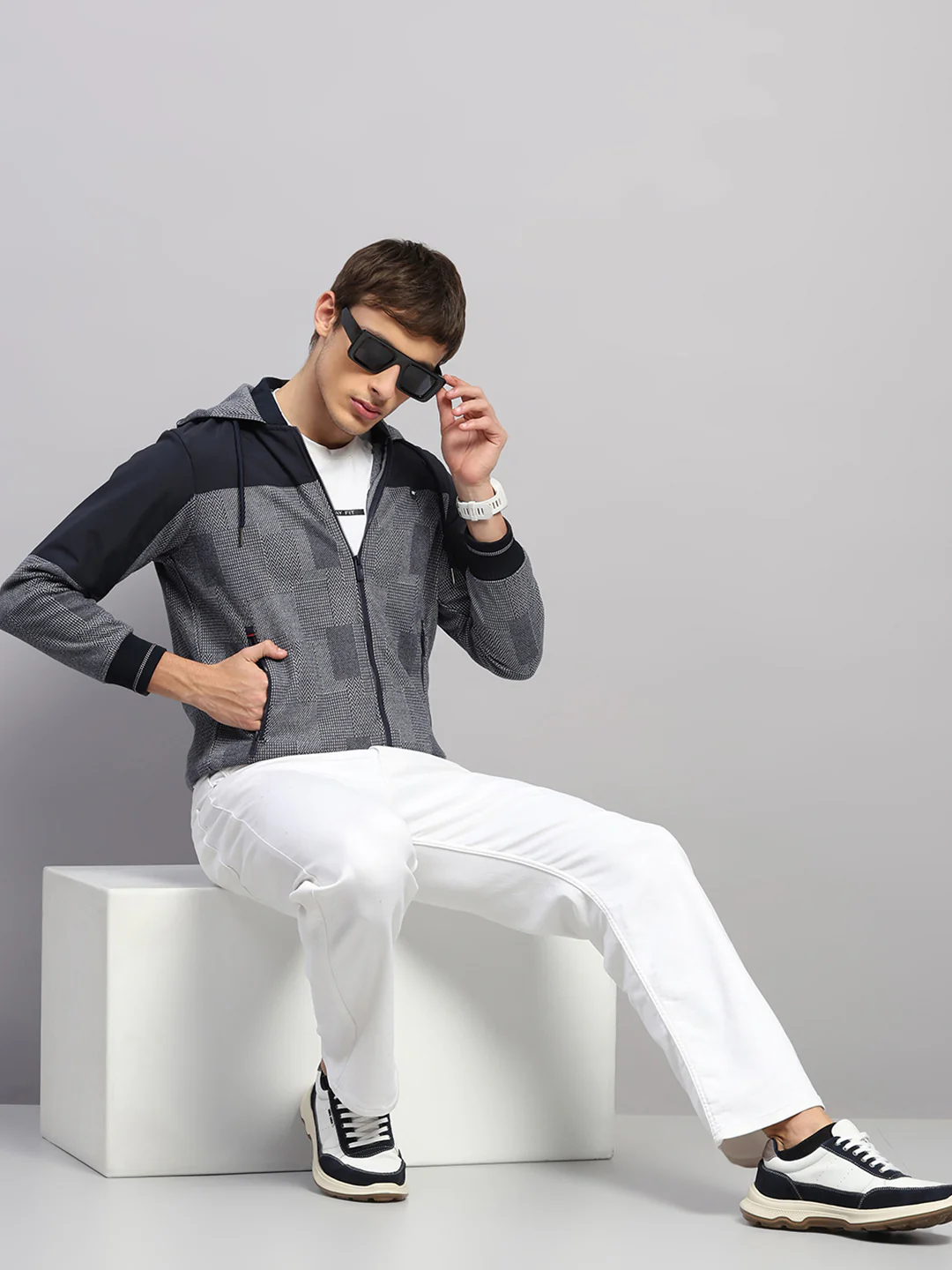 Men Navy Blue Solid Hooded Full Sleeve Sweatshirt - Image 2