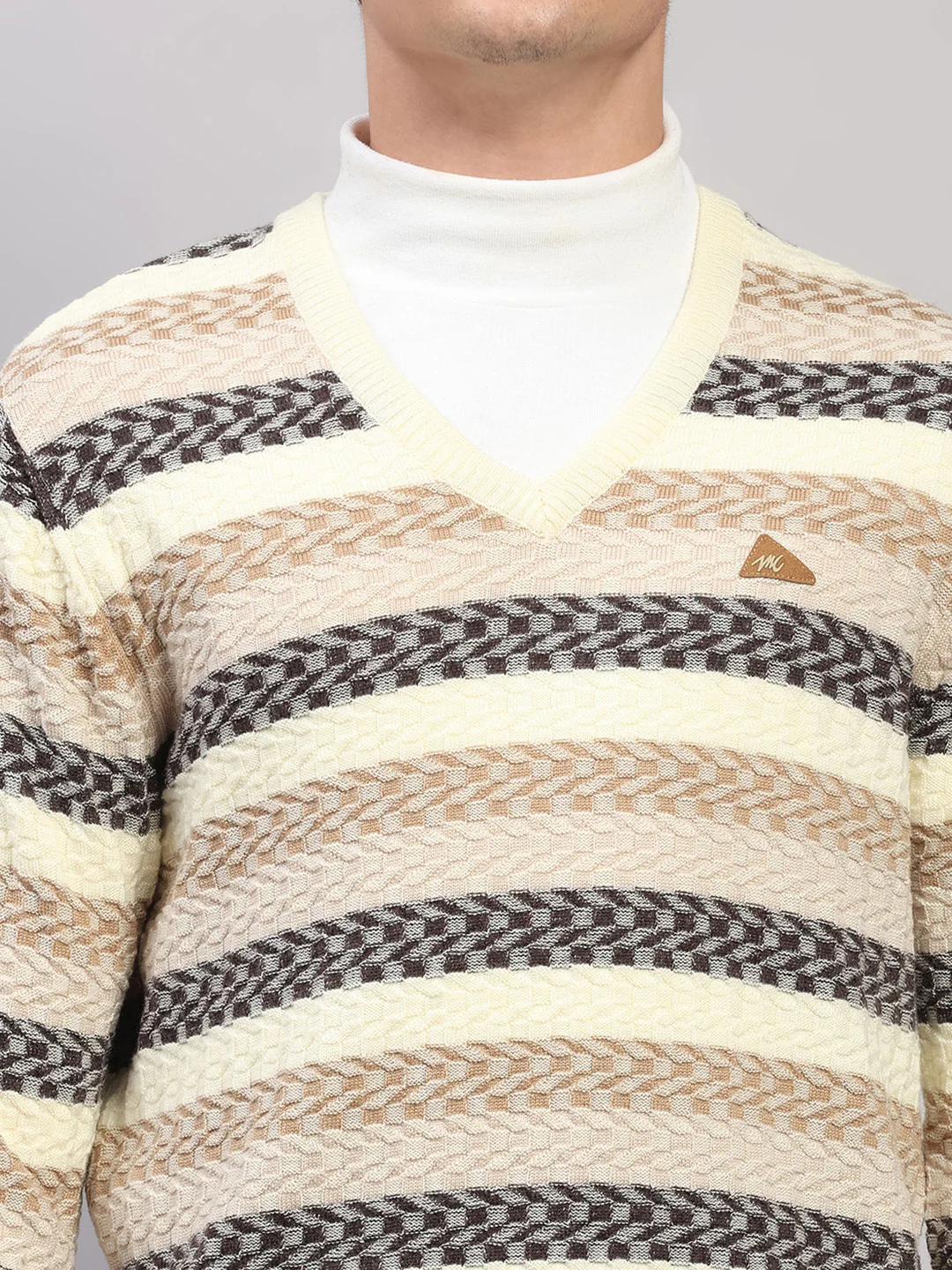 Men Off White Jaquard V Neck Full Sleeve Pullover - Image 7