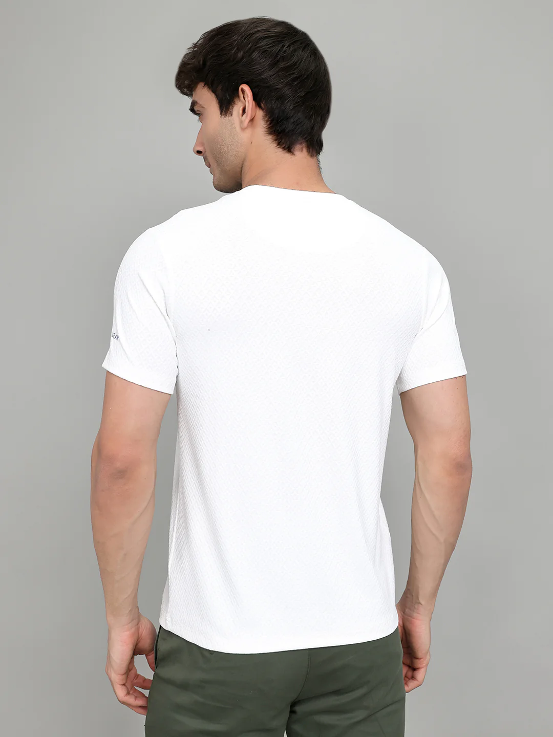 Men Off White Solid Round Neck Half Sleeve T-Shirt - Image 4