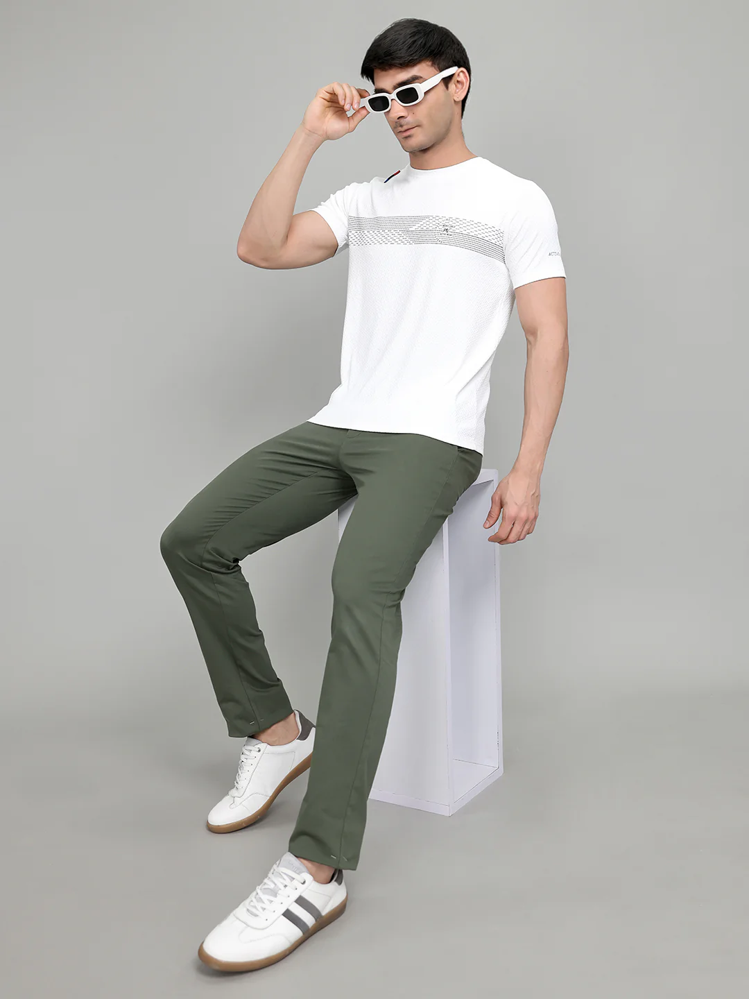 Men Off White Solid Round Neck Half Sleeve T-Shirt - Image 6