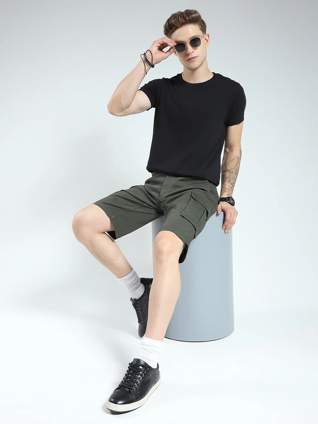 Men Olive Solid Regular Fit Shorts - Image 2