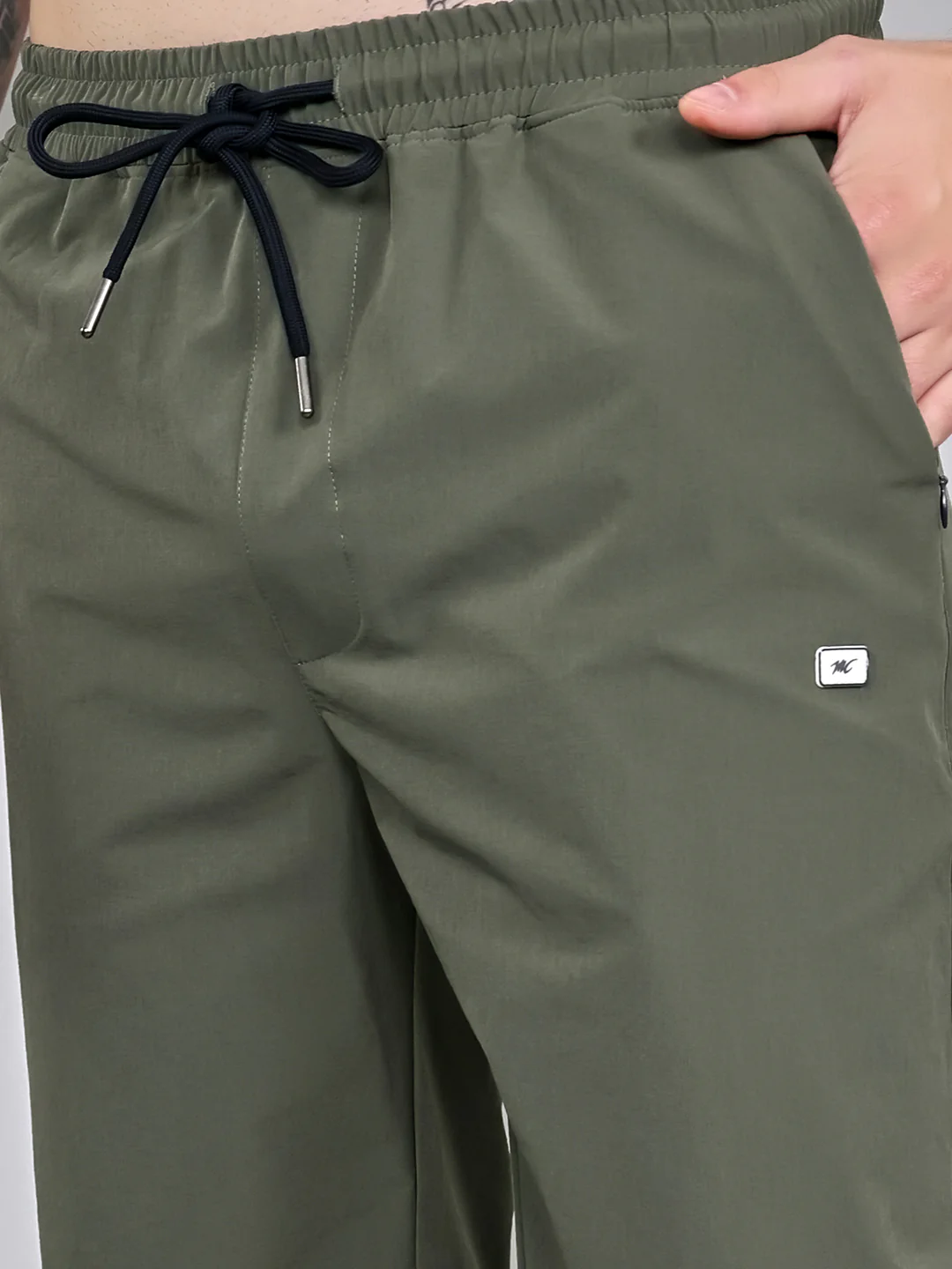 Men Olive Solid Regular Fit Shorts - Image 5
