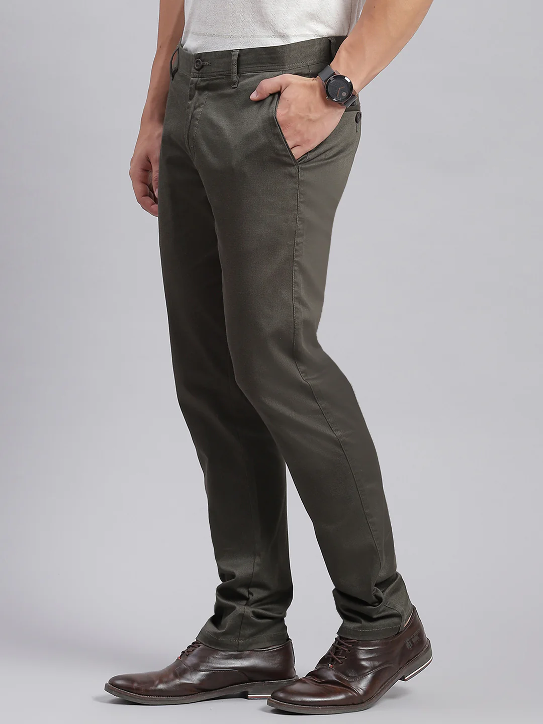 Men Olive Solid Regular Fit Trousers - Image 3