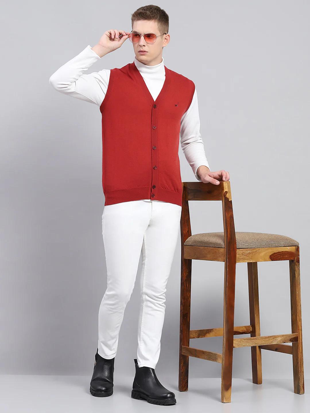 Men Red Solid V Neck Sleeveless Cardigan - Image 2
