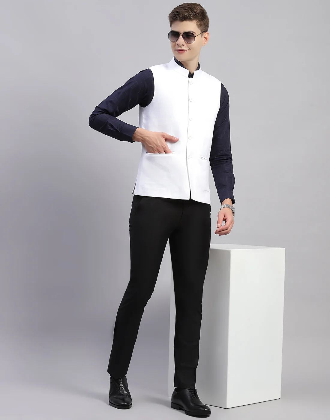 Men White Solid Mandarin Neck Sleeveless Nehru Jacket - Image 2