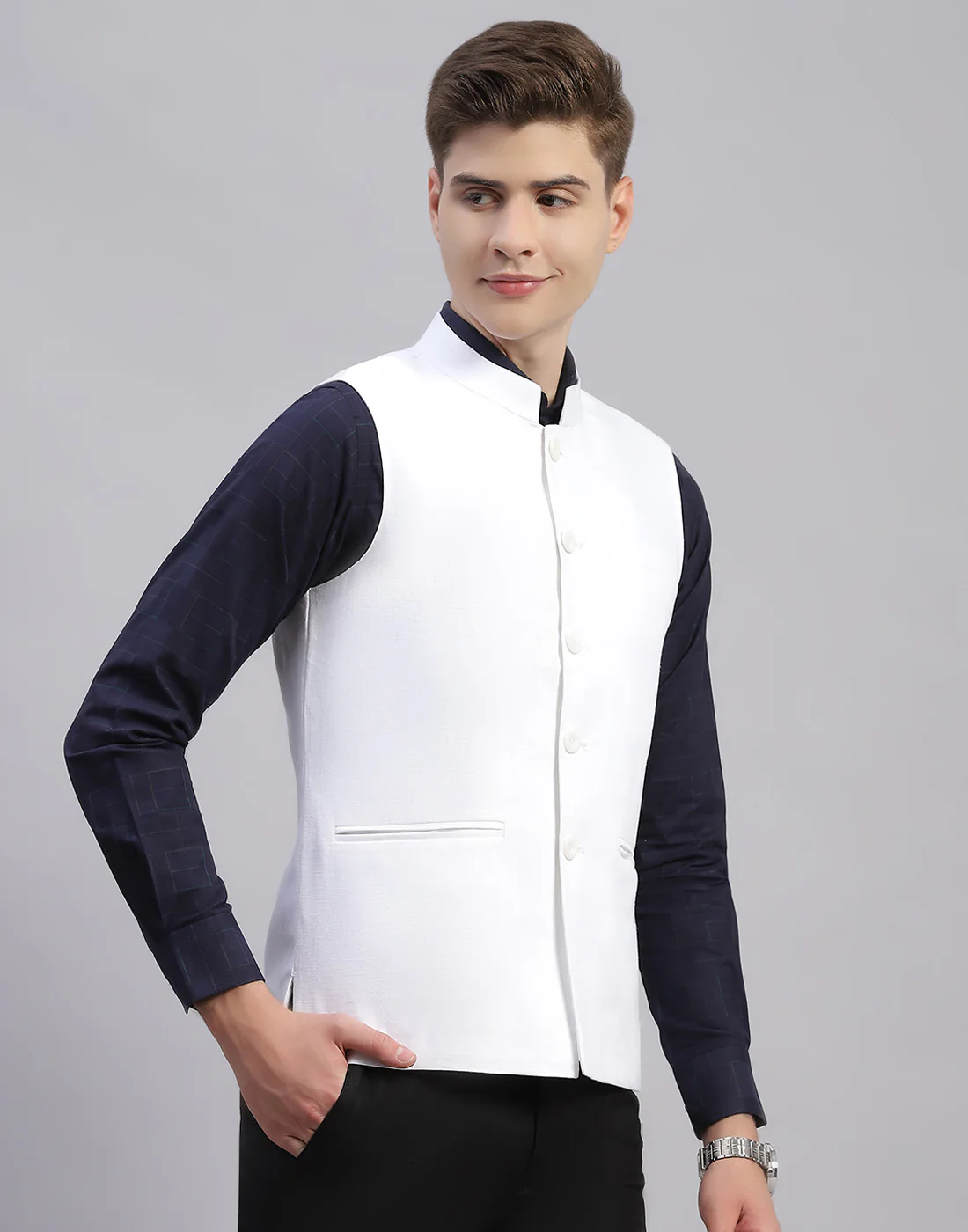 Men White Solid Mandarin Neck Sleeveless Nehru Jacket - Image 4