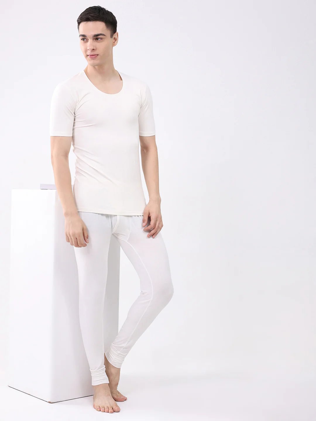 Men White Solid Round Neck Half Sleeve Thermal Vest - Image 2