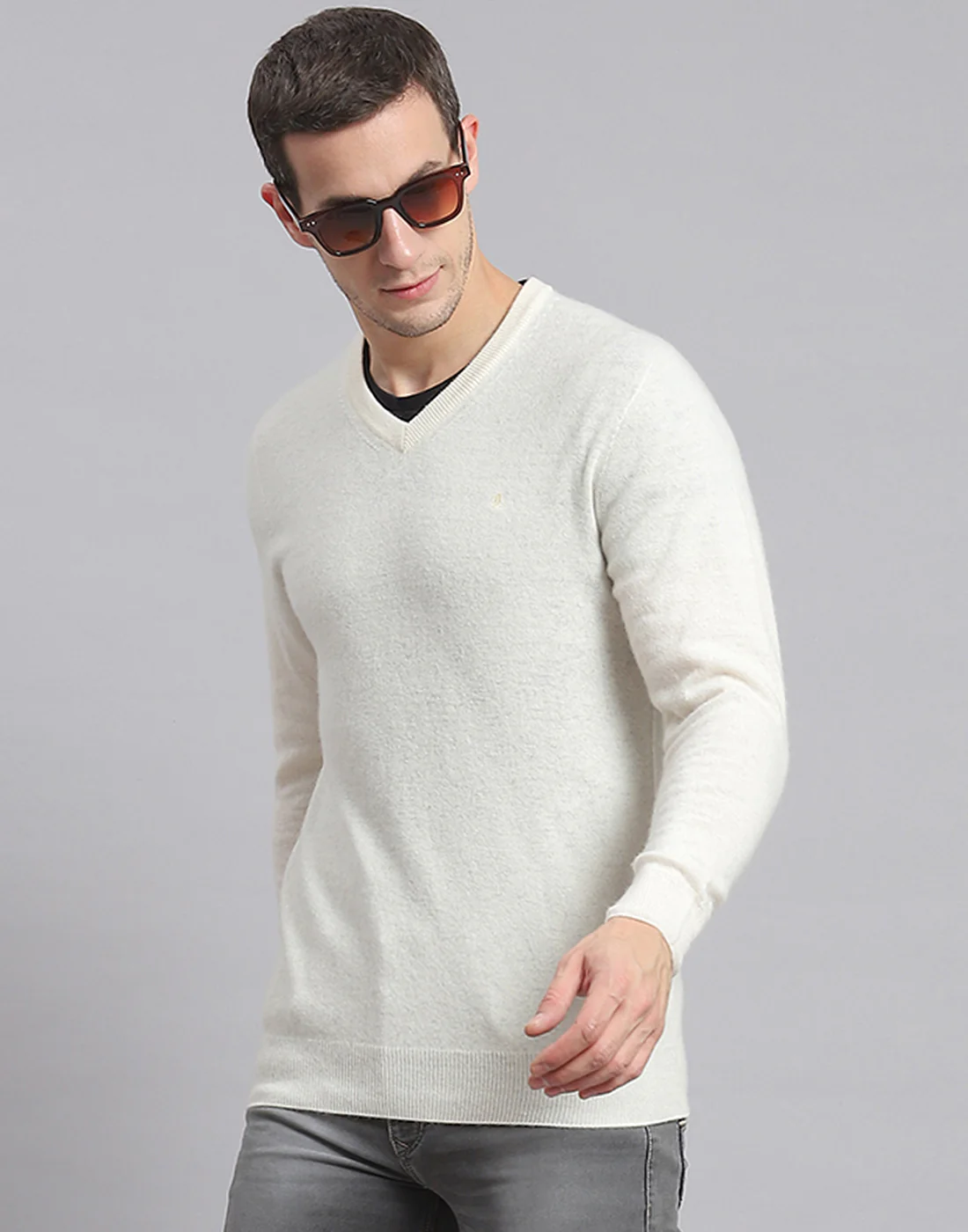Men White Solid V Neck Full Sleeve Sweater - Image 3