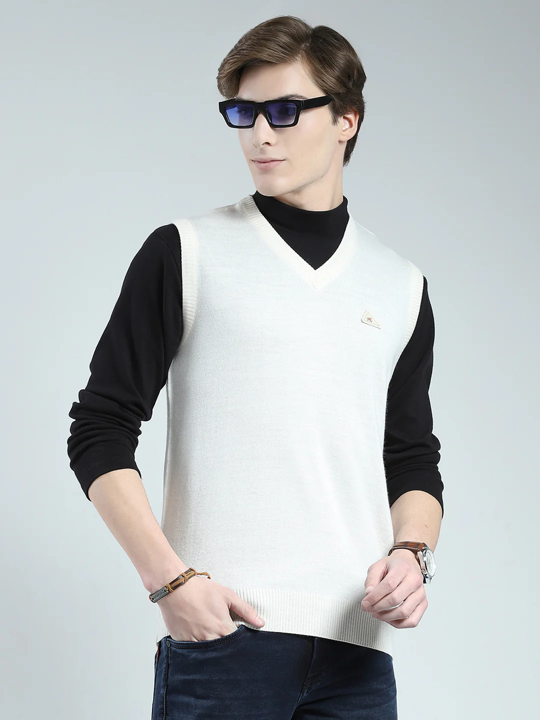Men White Solid V Neck Sleeveless Sweater - Image 4