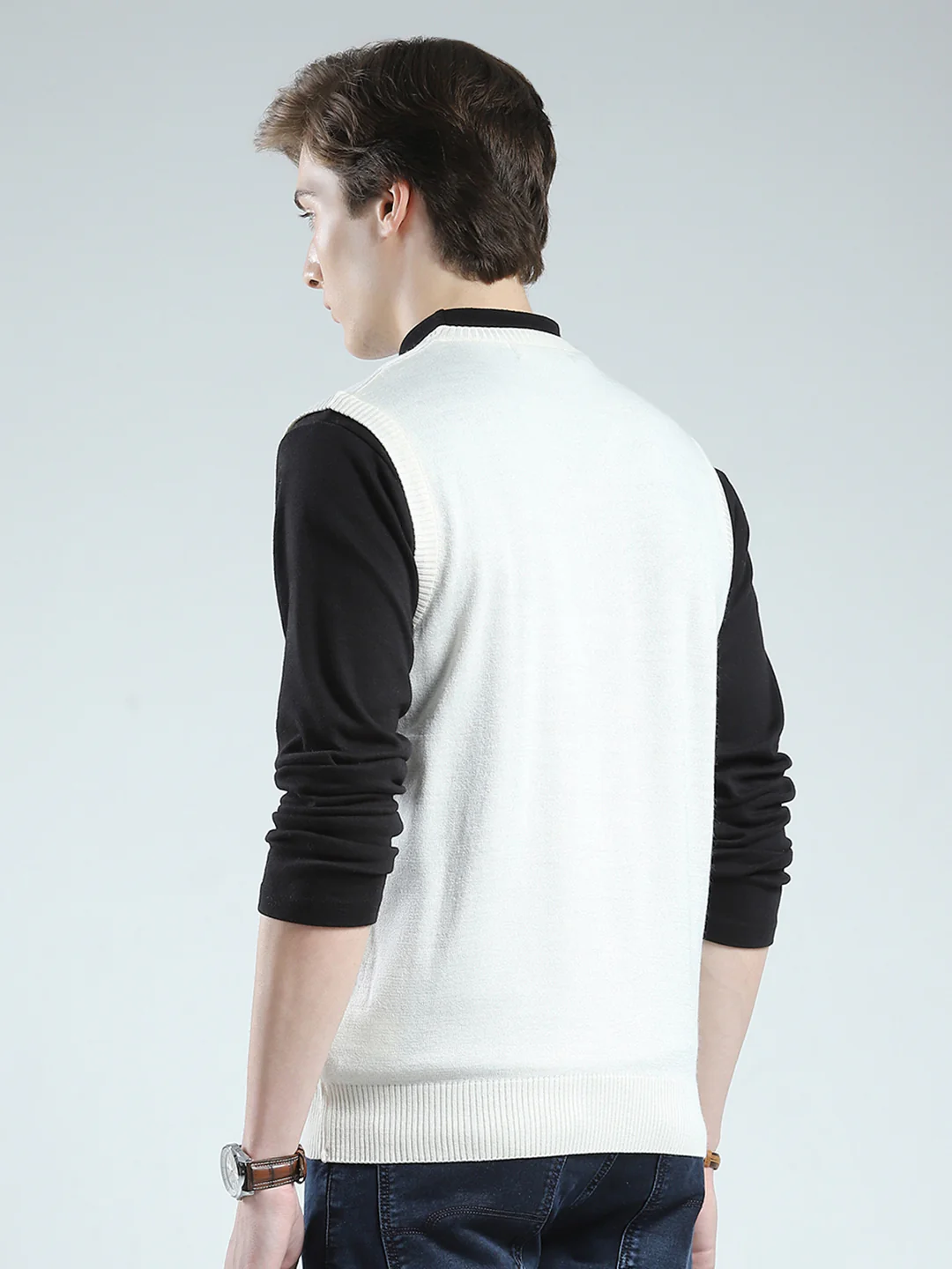 Men White Solid V Neck Sleeveless Sweater - Image 5