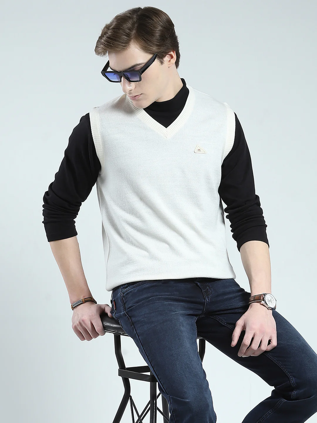 Men White Solid V Neck Sleeveless Sweater - Image 6