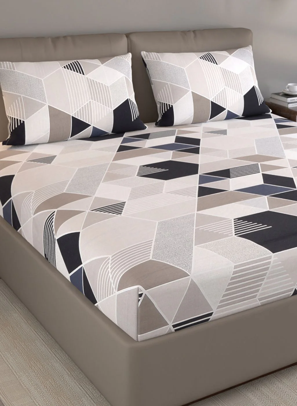 120TC Pure Cotton Queen Bedsheet with 2 Pillow Covers - Image 4
