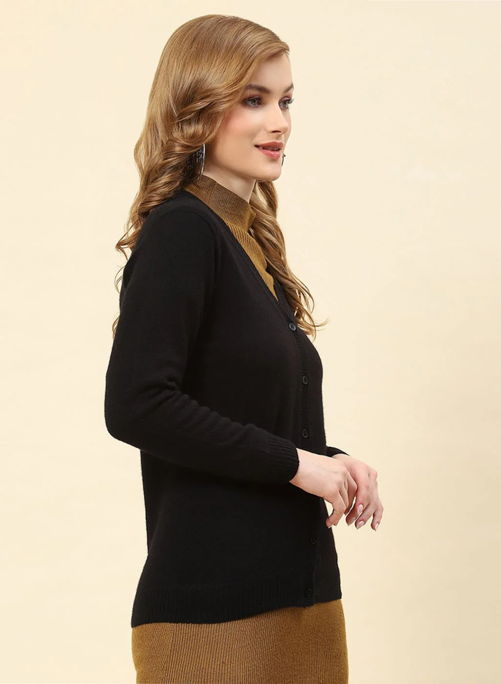 Women Black Solid Lamb wool Cardigan - Image 4