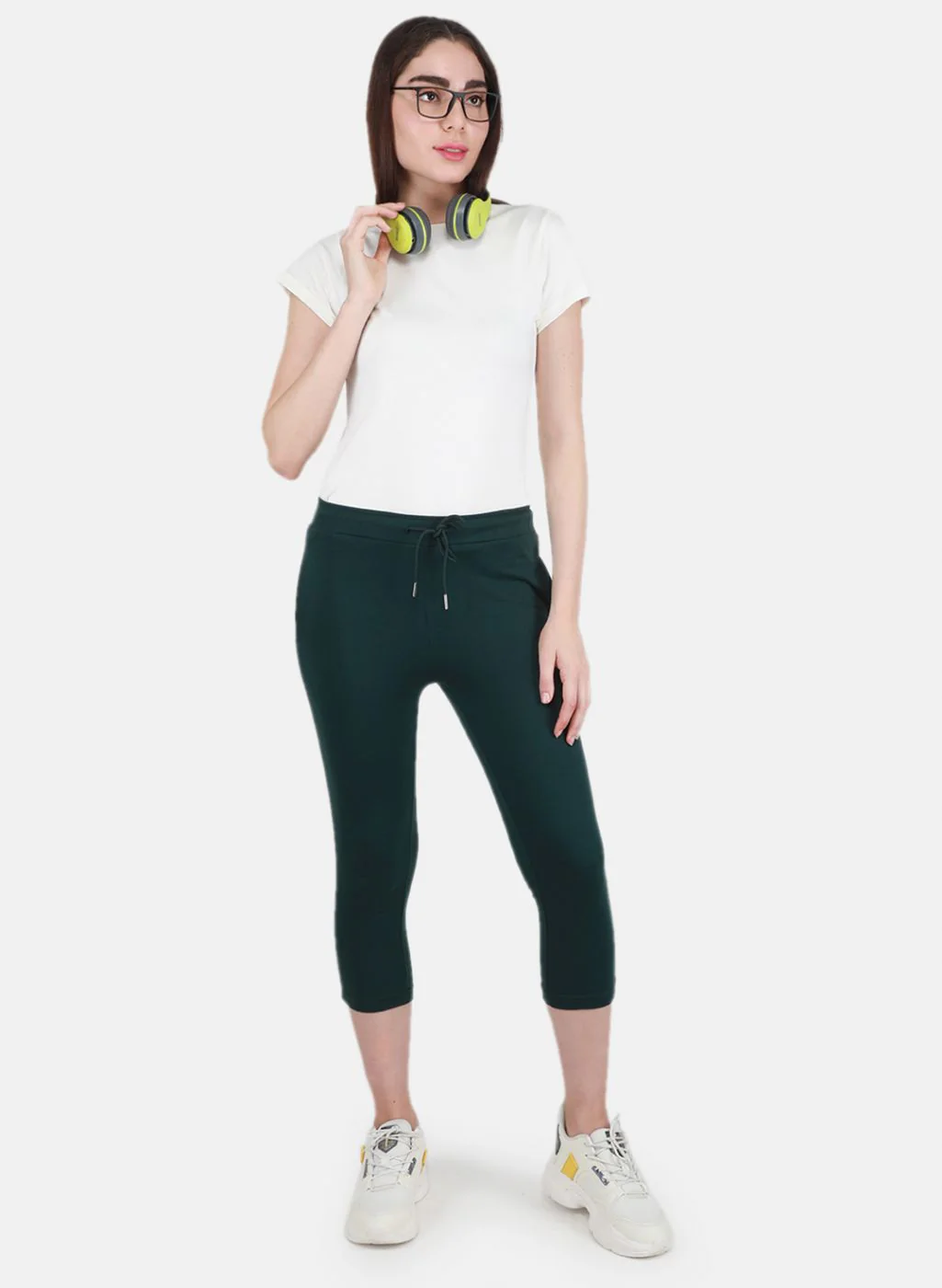 Women Green Solid Capri - Image 4