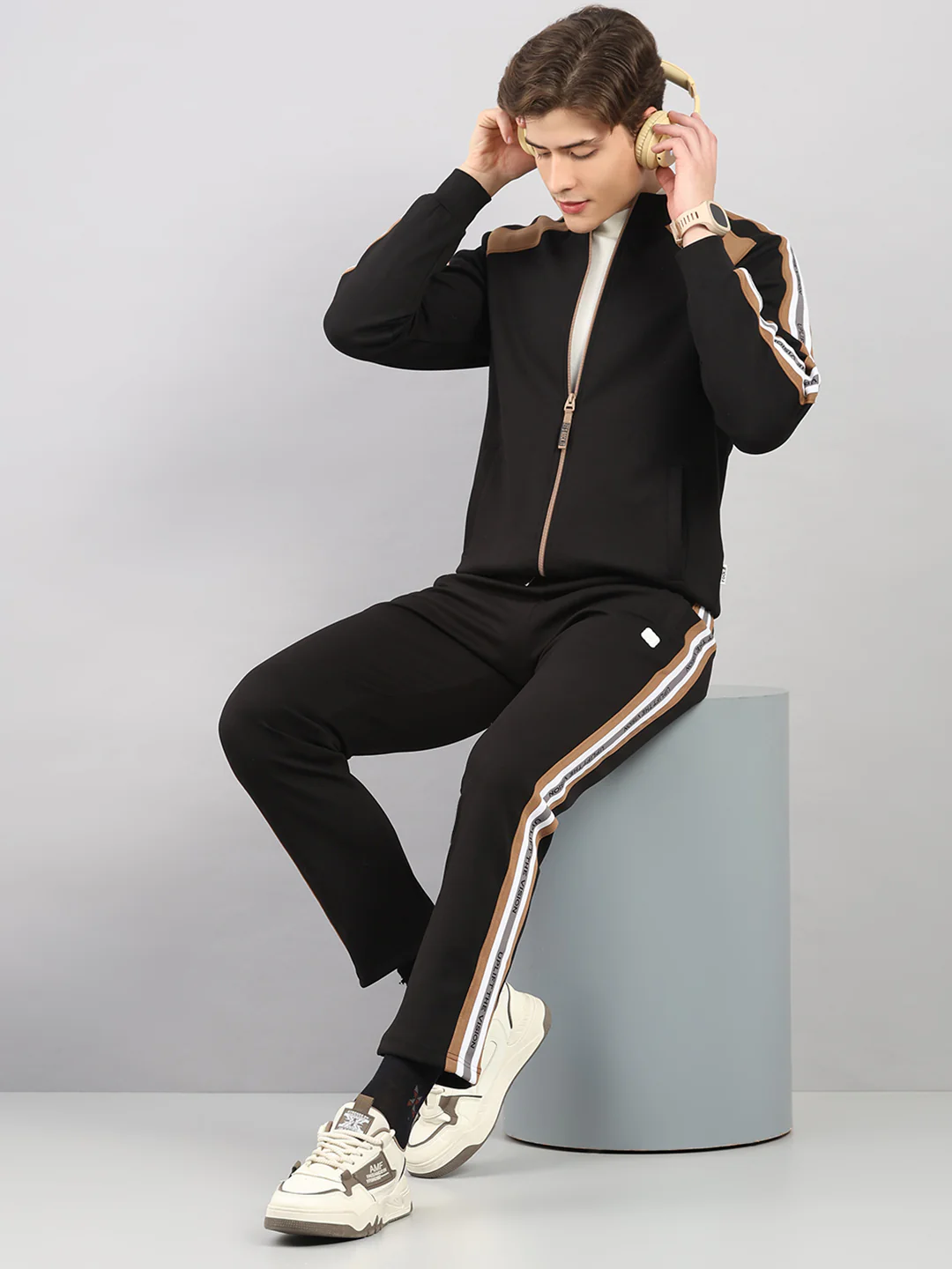 Rock.it Men Black Solid Round Neck Sleeveless Winter Tracksuit - Image 2
