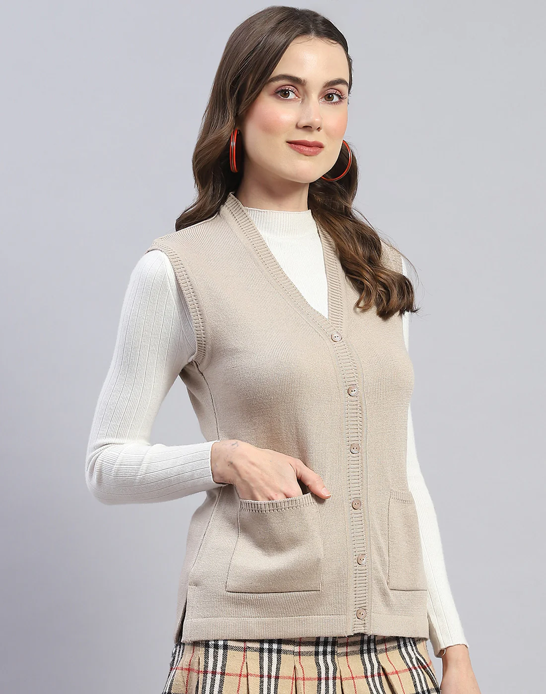 Women Beige Solid V Neck Sleeveless Cardigan - Image 4