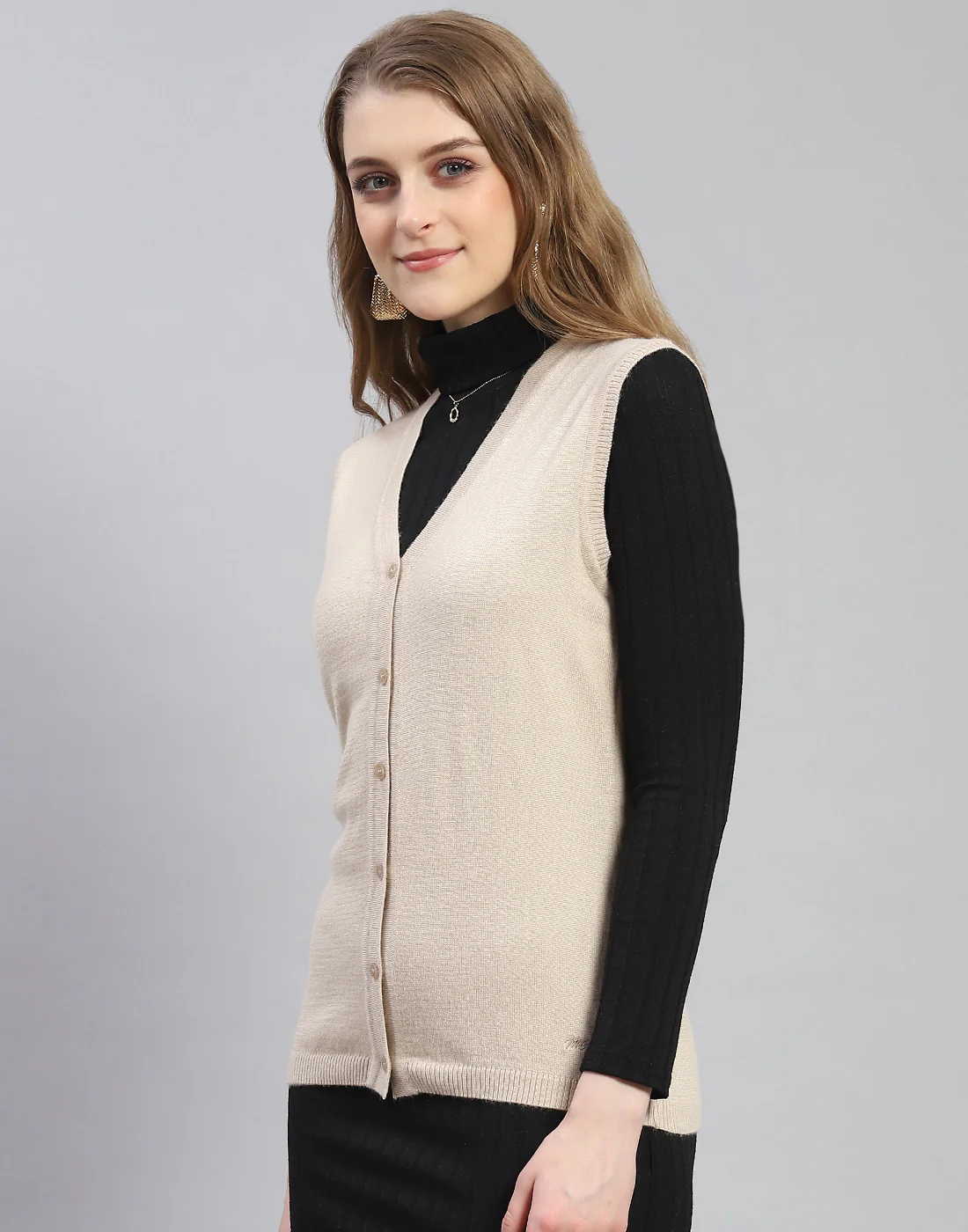 Women Beige Solid V Neck Sleeveless Cardigan - Image 3