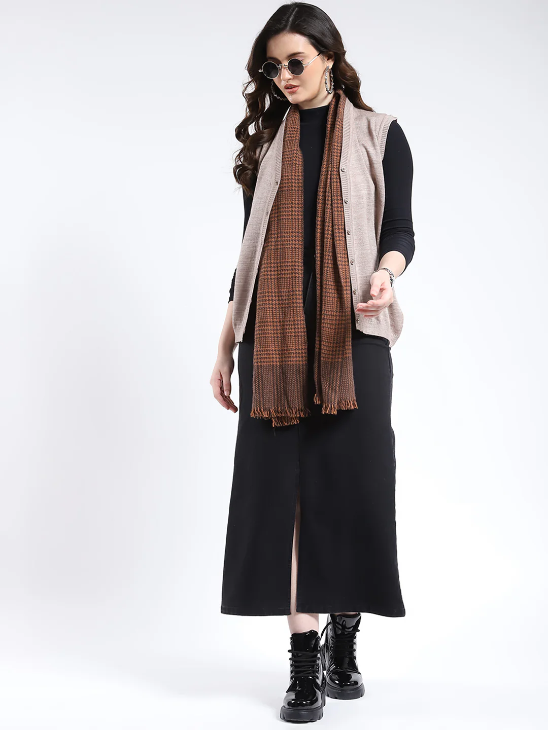 Women Beige Solid V Neck Sleeveless Cardigan - Image 2