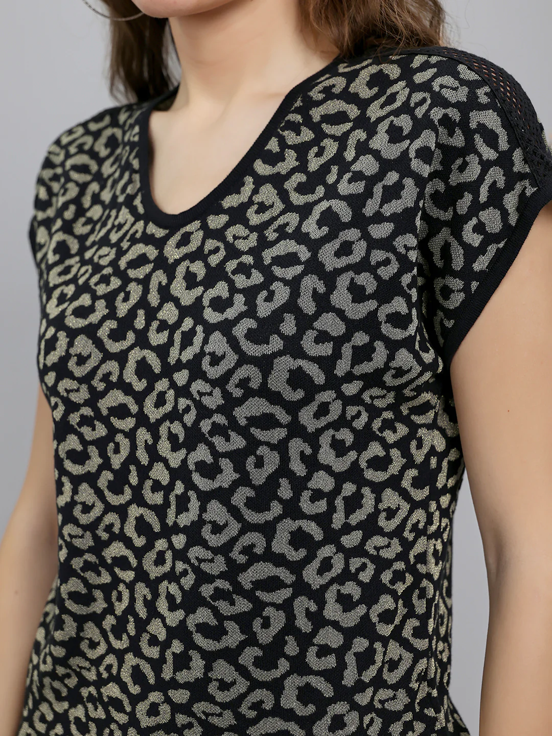 Women Black Jacquard V Neck Half Sleeve Top - Image 5