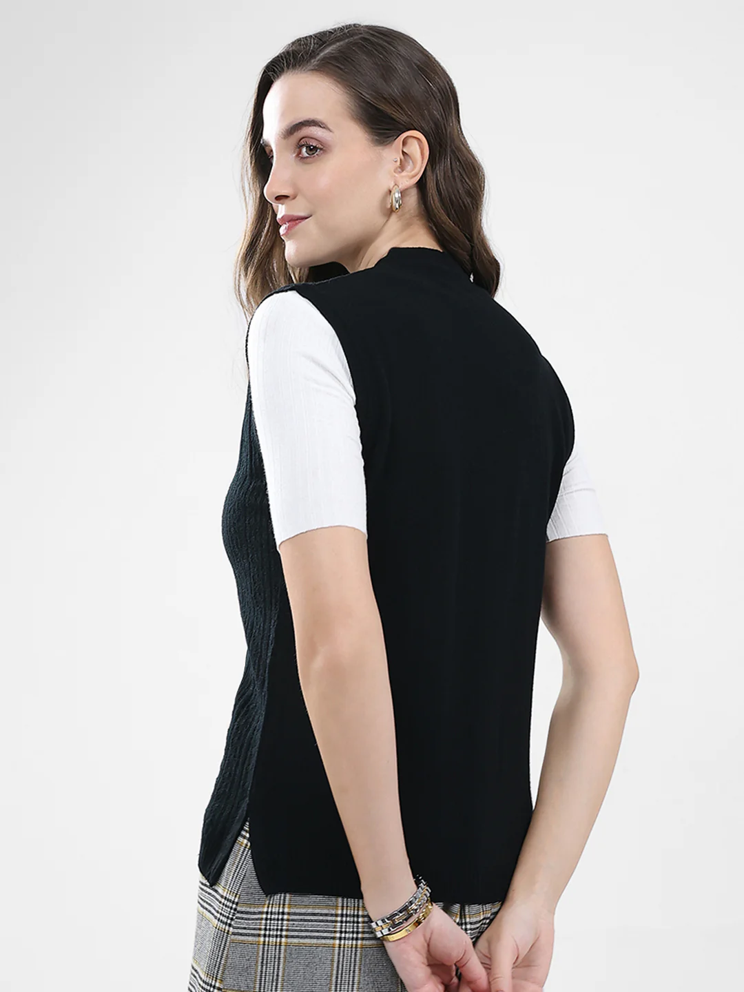 Women Black Self Design V Neck Sleeveless Cardigan - Image 5
