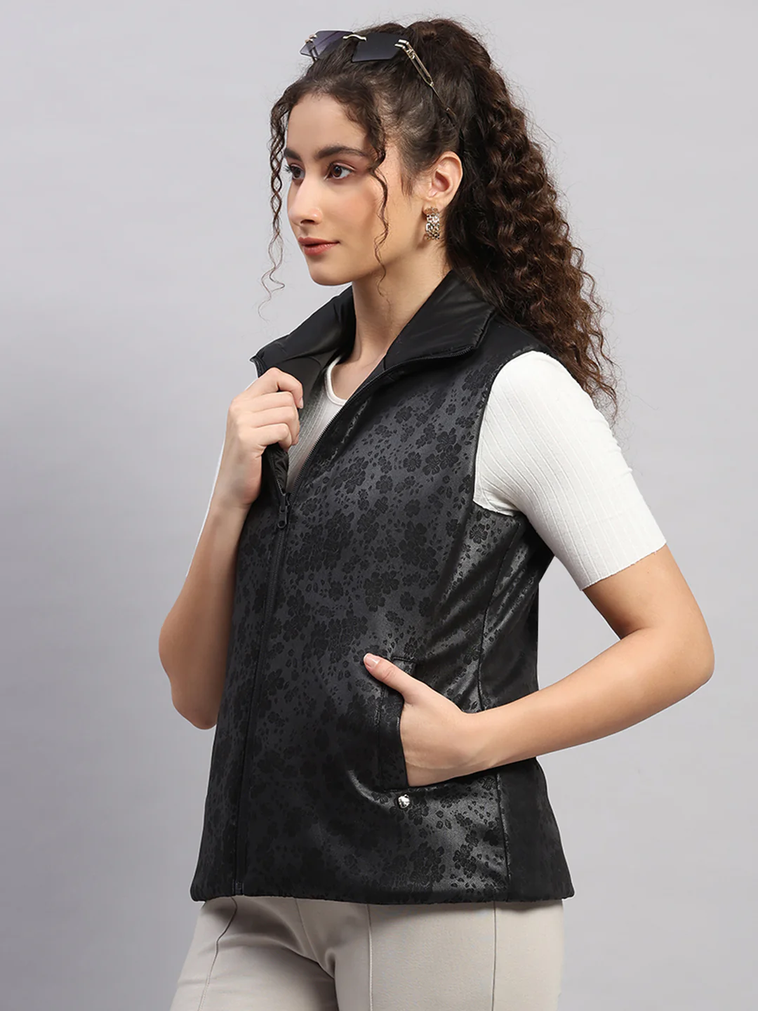 Women Black Solid Collar Sleeveless Jacket - Image 8
