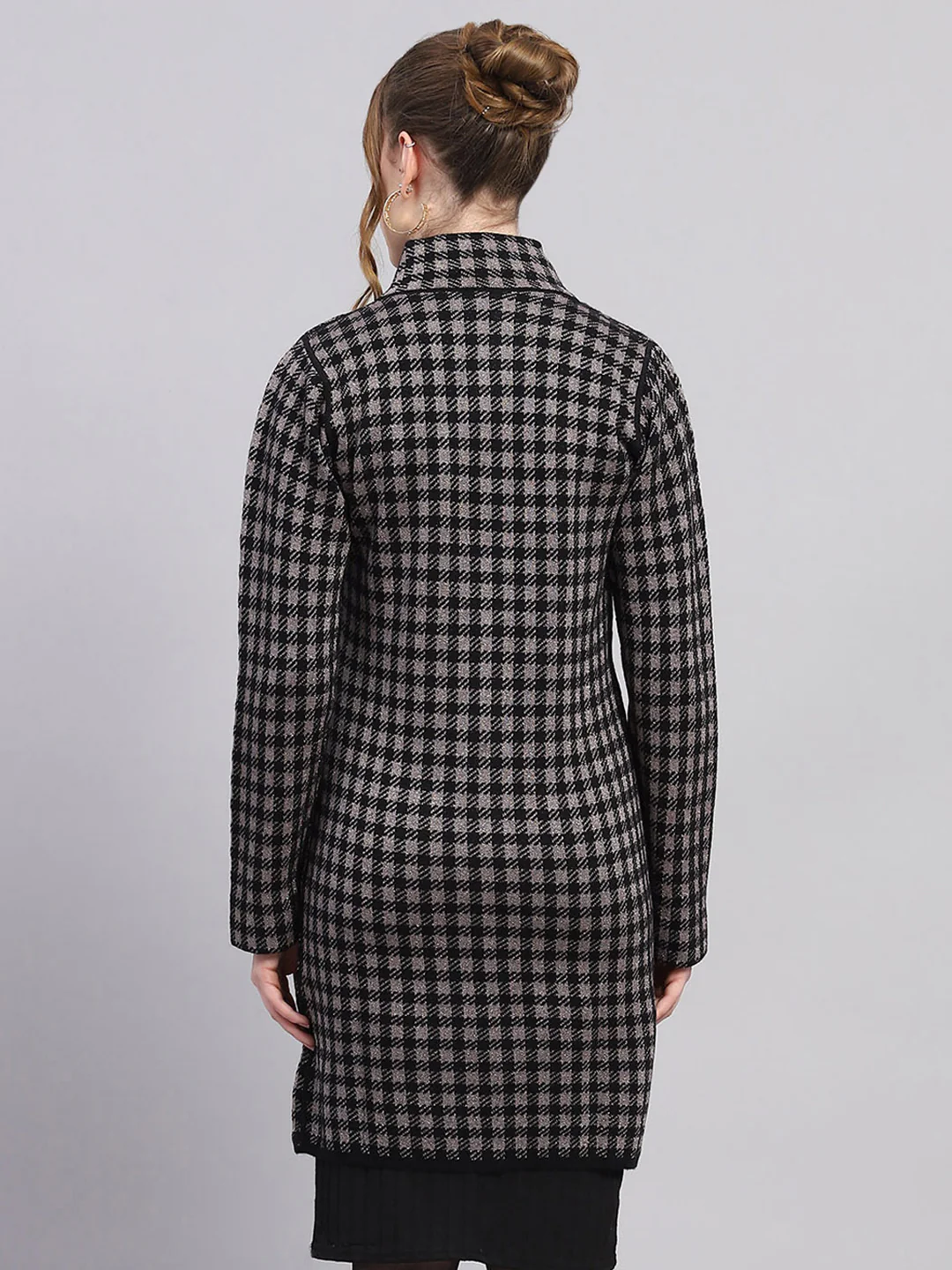 Women Black Solid Mock Neck Full Sleeve Knitted Coat - Image 4