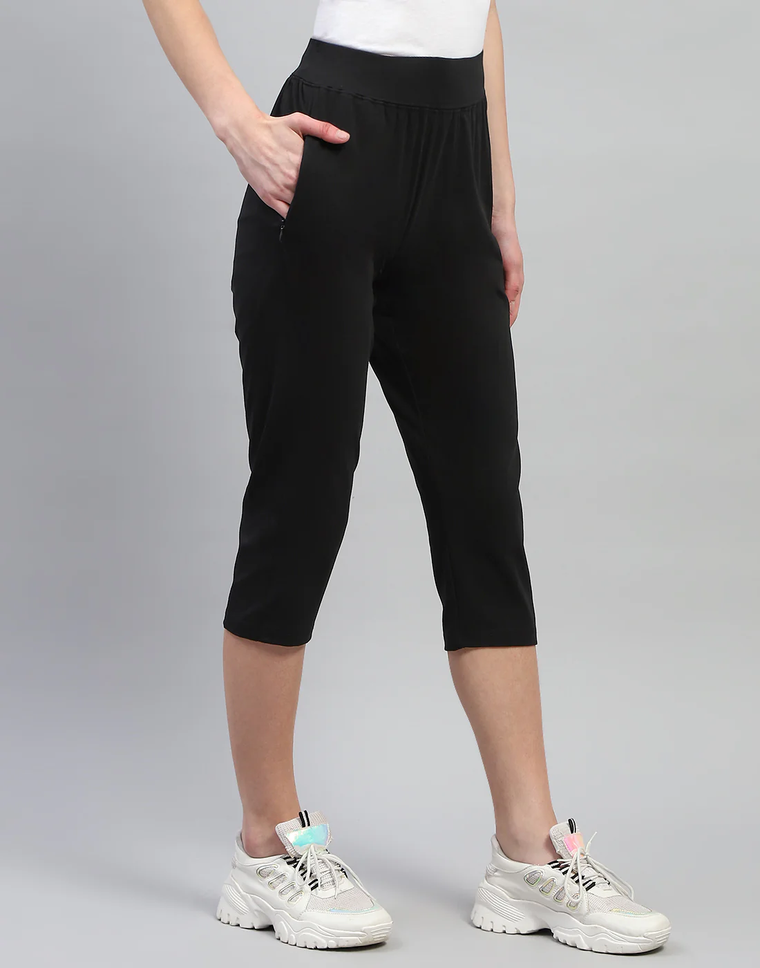 Women Black Solid Regular Fit Capri - Image 4