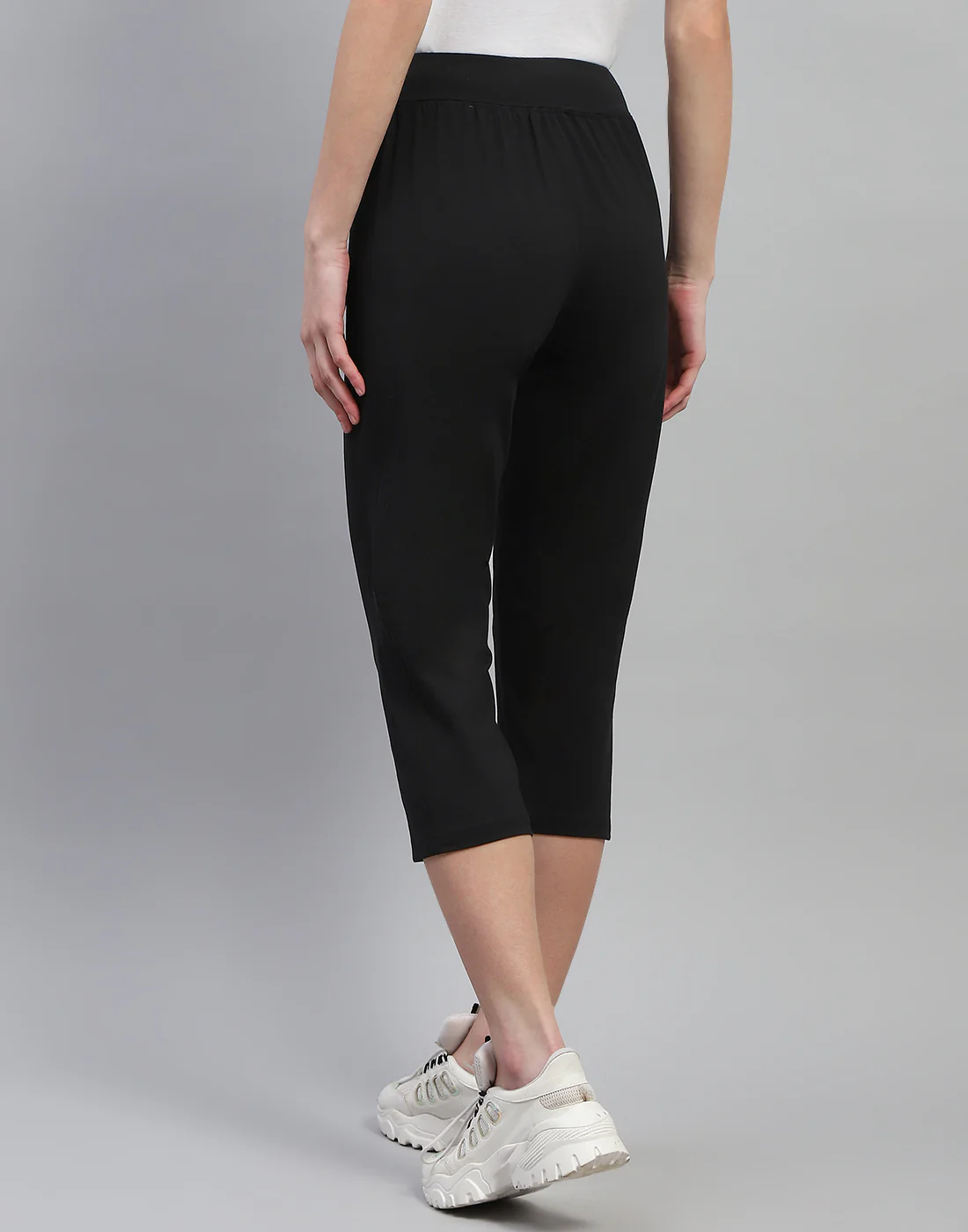 Women Black Solid Regular Fit Capri - Image 5
