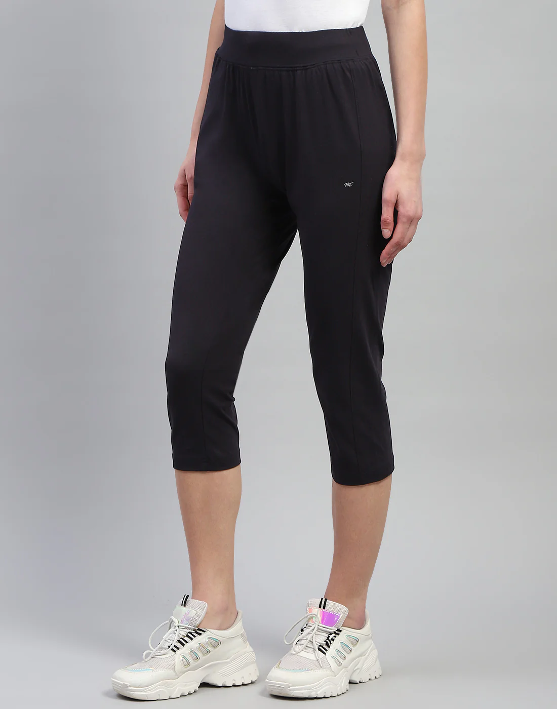 Women Black Solid Regular Fit Capri - Image 3