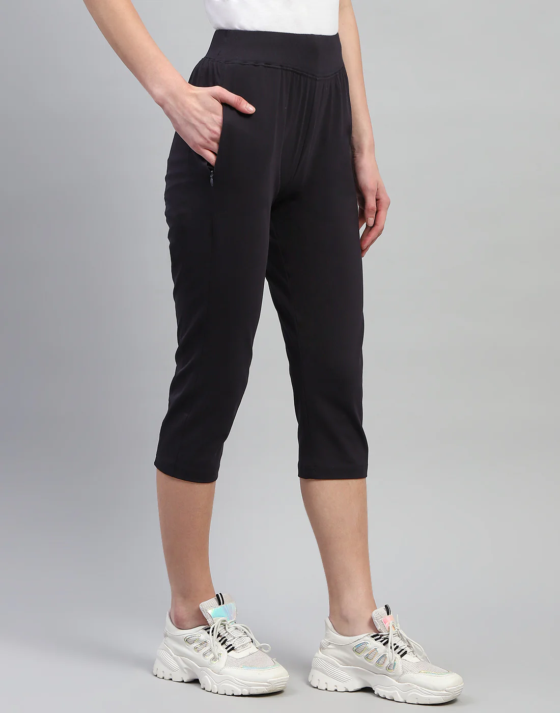 Women Black Solid Regular Fit Capri - Image 4