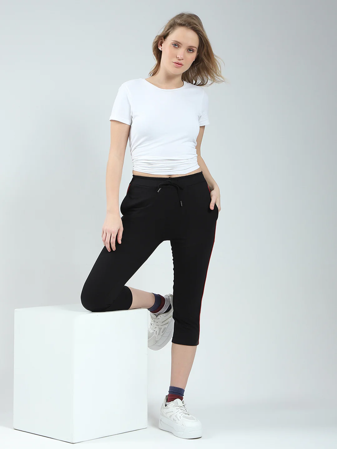 Women Black Solid Regular Fit Capri - Image 2