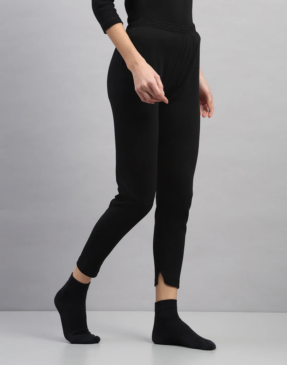 Women Black Solid Regular Fit Thermal Lower - Image 3