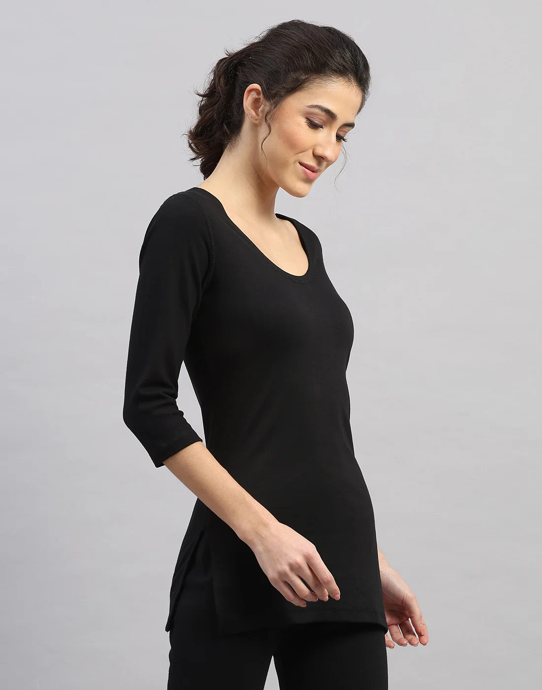 Women Black Solid Round Neck Sleeveless Thermal Vest - Image 3